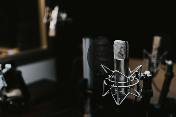 Studio de balado chaleureux avec microphones installés sur table
